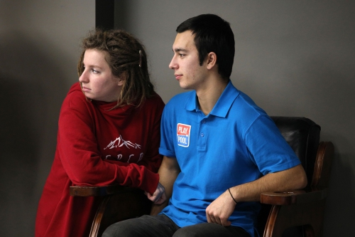 Милая девушка приходит поддержать друга даже со сломанной ногой